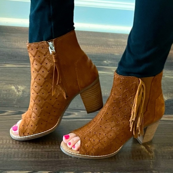 TOMS Rust Tassel Fringe Suede Leather Peep Toe Booties Size 6.5 - Picture 1 of 13